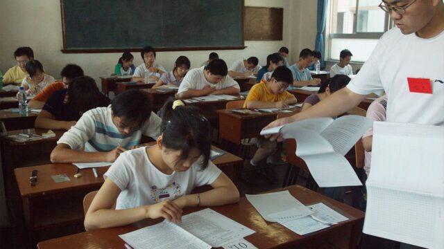Китай запретил обучать школьников по иностранным учебникам