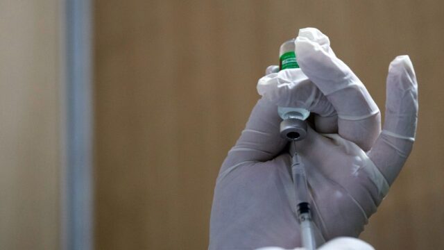 Еврокомиссия разрешила применение вакцины AstraZeneca в странах ЕС