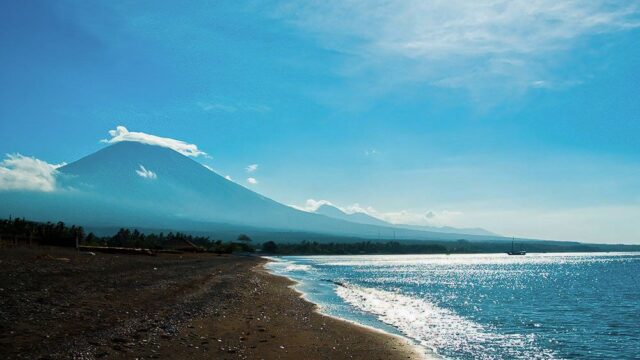 На Бали ждут извержения вулкана. Эвакуировали больше 40 тысяч человек