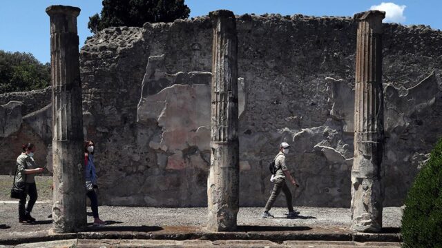 Туристка вернула в Помпеи несколько вещиц, украденных ей 15 лет назад, пояснив, что они прокляты