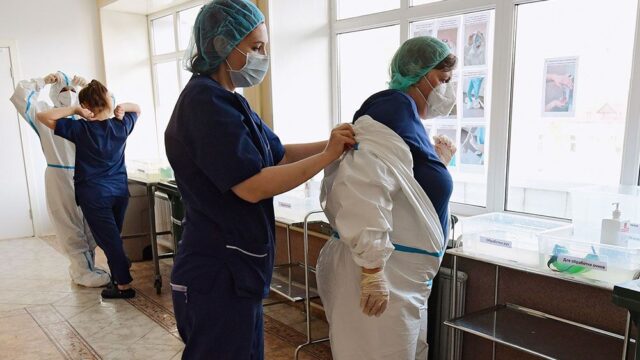«Средств защиты у нас нет»: как врачам в России приходится работать во время пандемии коронавируса
