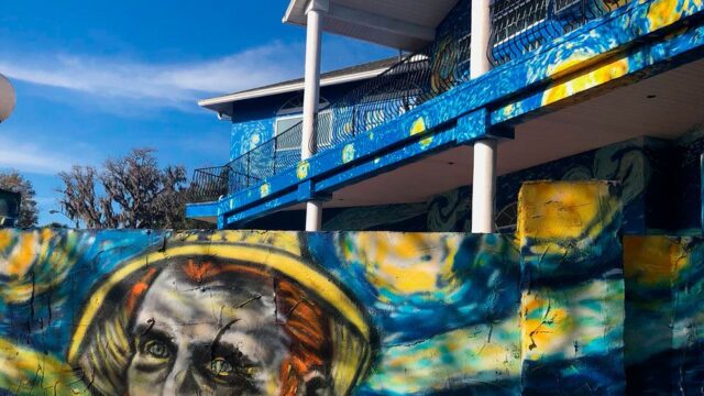 Мэр города во Флориде извинился перед семьей, которую оштрафовали за роспись дома под «Звездную ночь» Ван Гога