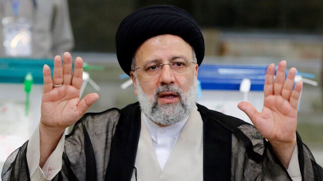 На президентских выборах в Иране победил консервативный судья Раиси