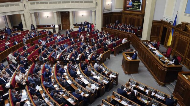 Рада утвердила указ о вводе военного положения в Украине