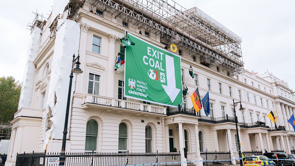 Активисты «Гринпис» развернули баннер против добычи угля на здании посольства Германии в Лондоне