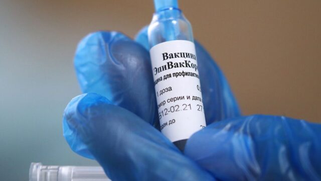Разработчики «ЭпиВакКороны» проверяют трехкратное применение вакцины