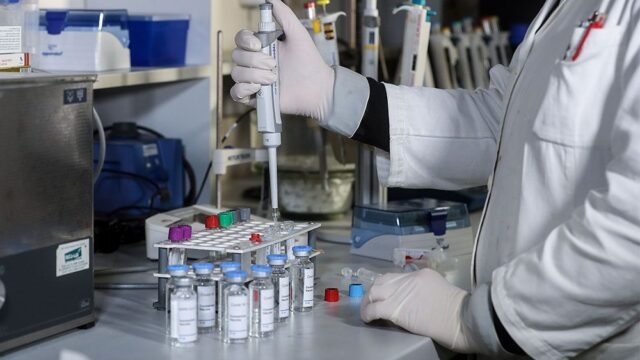 Pfizer рассмотрит возможность регистрации своей вакцины от COVID-19 в России