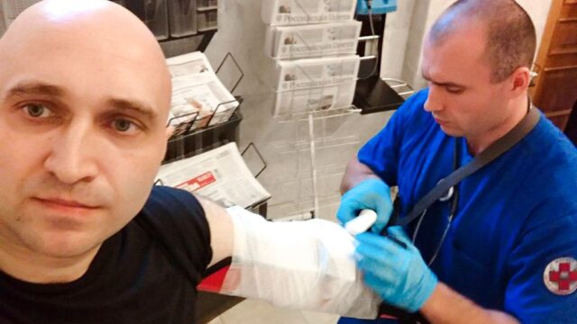 В Москве боец Росгвардии порвал связку на руке активисту Вадиму Коровину
