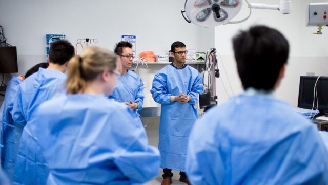 Нью-йоркский университет будет бесплатно учить студентов медицинской школы