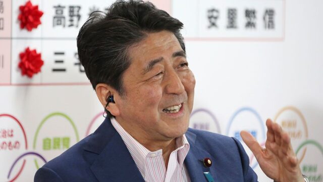 Коалиция Синдзо Абэ победила на парламентских выборах в Японии, но получила недостаточно мест для пересмотра Конституции