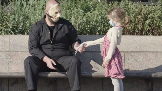 Маньяк Джейсон Вурхиз из «Пятницы 13-е» снялся в социальной рекламе о пользе защитных масок в общественных местах