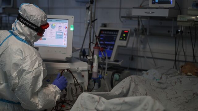 В России число госпитализаций зараженных коронавирусом удвоилось на фоне падения заболеваемости