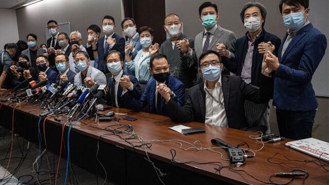 В Гонконге все оппозиционные парламентарии подали в отставку