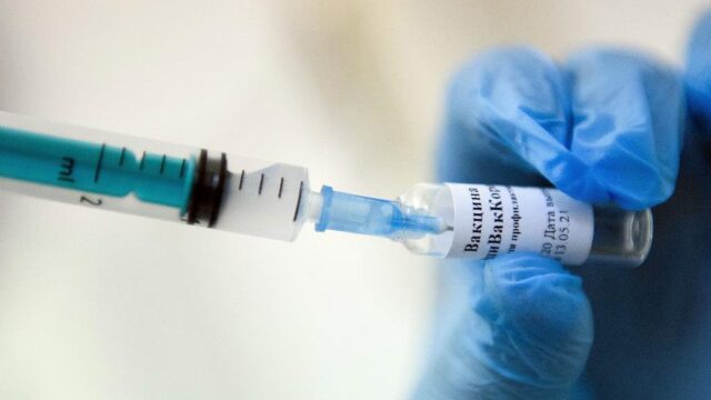 Эффективность второй российской вакцины от коронавируса оценили в 100%