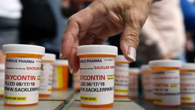 В Оклахоме компания семьи Саклер согласилась выплатить $270 млн компенсации из-за опиоидной эпидемии