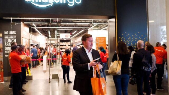 Amazon открыл первый продуктовый магазин Go, в котором можно расплатиться наличными