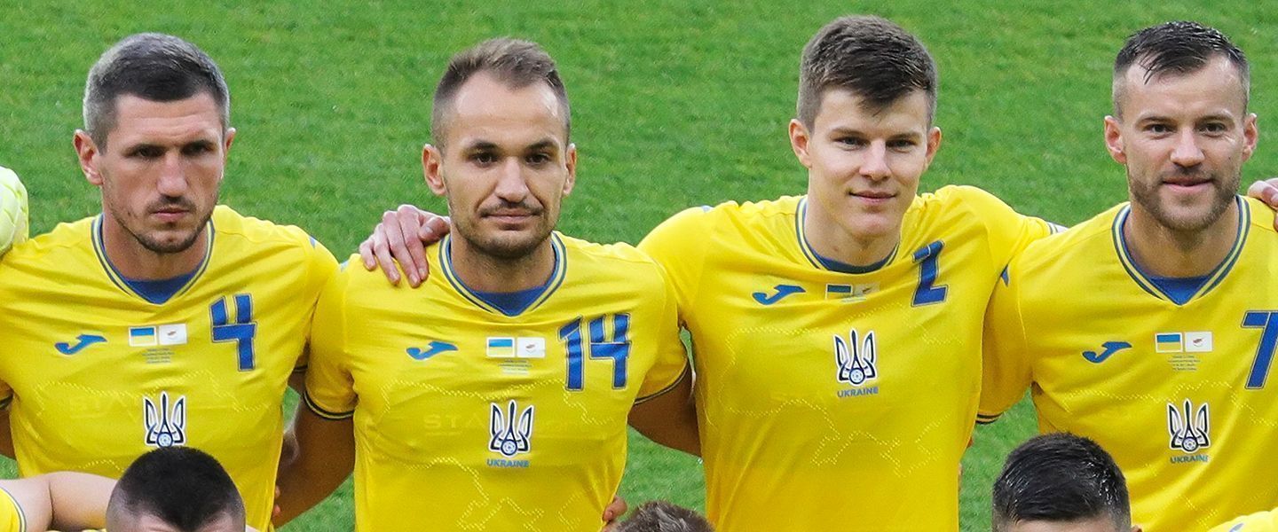 УЕФА потребовал от Украины убрать с формы слова «героям слава»