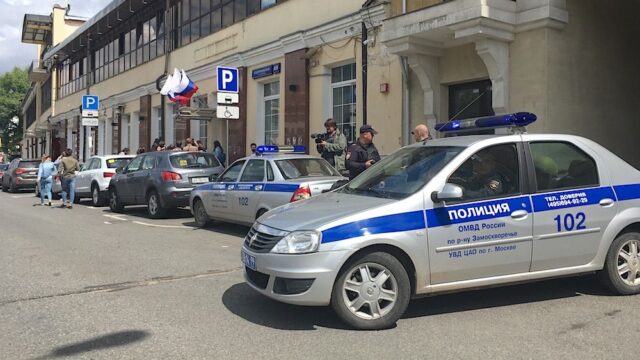 В Москве заблокировали штаб Навального. Полиция объяснила это спором, связанным с арендой