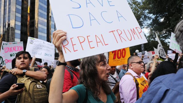 Fox News: Трамп планирует отменить программу защиты от депортации для 800 тысяч нелегальных иммигрантов