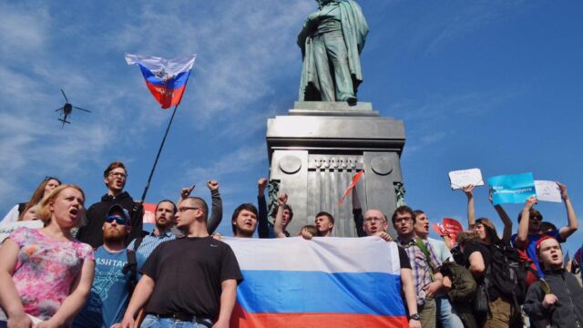 В России прошли акции сторонников Навального: фотогалерея
