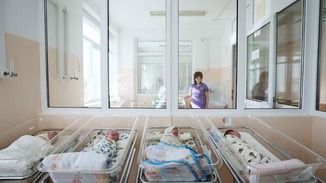 Рождаемость в России упала до минимума за десять лет