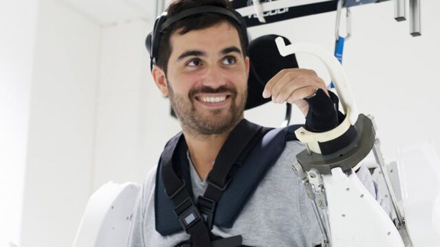 Во Франции ученые разработали экзоскелет, позволяющий ходить парализованным пациентам