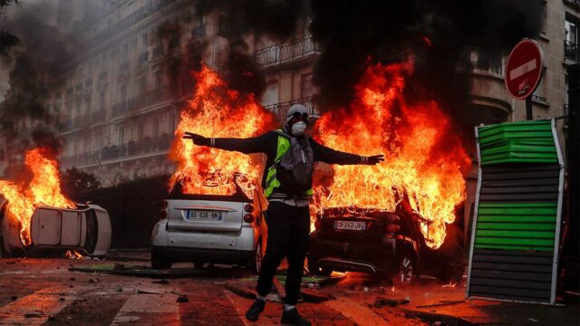 Во Франции третью неделю продолжаются протесты «желтых жилетов»: фотогалерея
