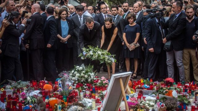 В Барселоне прошла траурная месса по погибшим в теракте. Ее посетила королевская чета