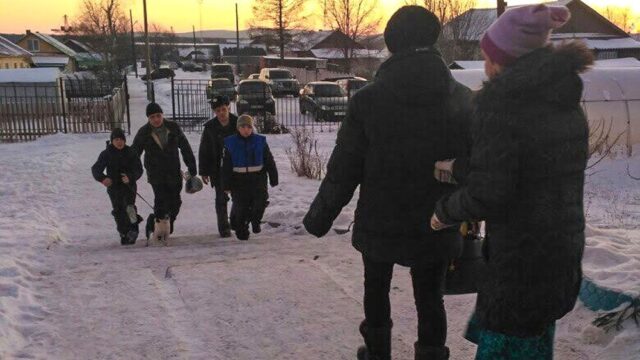 На Урале волонтеры-вертолетчики нашли детей, которые потерялись в зимнем лесу