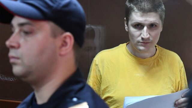 Суд в Москве приговорил Владислава Синицу к пяти годам колонии за призывы к насилию над детьми силовиков