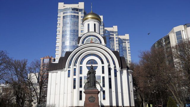 В Ростове-на-Дону полиция начала проверку из-за видео, на котором девушка плюнула на церковную дверь