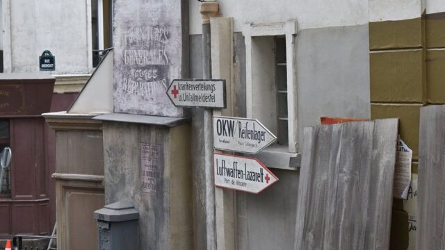 В Париже съемки фильма о временах нацистской оккупации неожиданно прервал карантин. Теперь некоторые улицы города «живут» в 1940-х