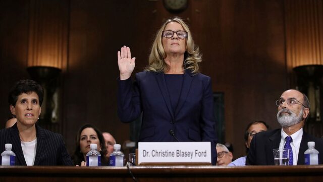 В Сенате США выступила женщина, которая первой обвинила Бретта Кавано в домогательствах