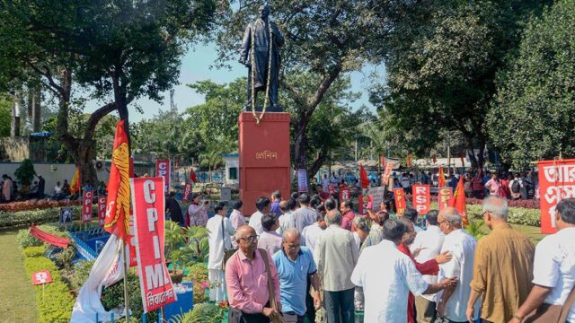 В Индии снесли памятник Ленину и сыграли в футбол его головой