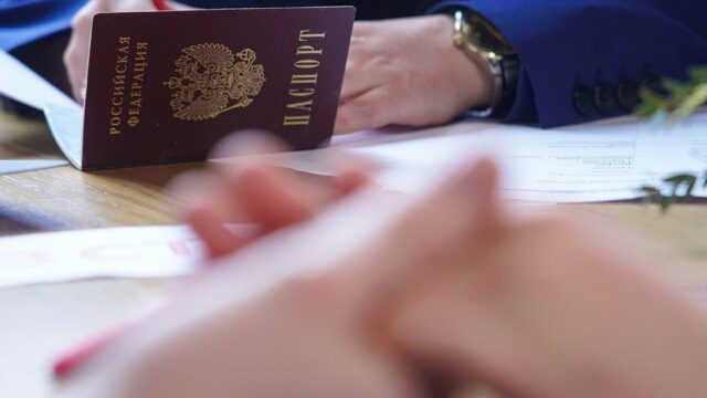 Россиянам разрешили не ставить в паспорт отметки о детях и браке