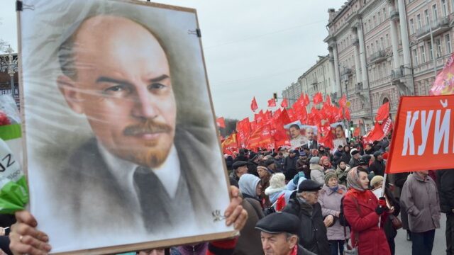 В Москве прошло шествие к столетию Октябрьской революции