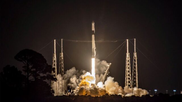 SpaceX запустила ракету-носитель Falcon 9 с кораблем Dragon