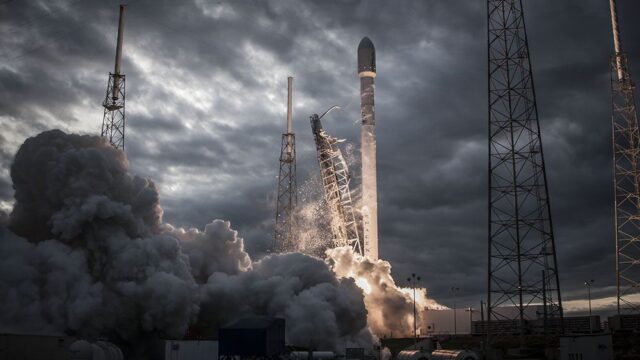 Новый двигатель для ракеты Falcon 9 компании Илона Маска взорвался во время испытаний