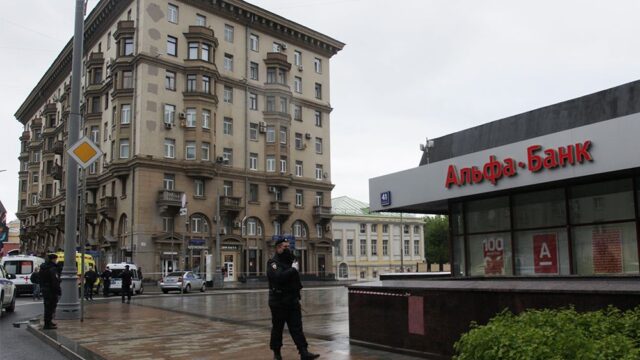 В Москве мужчина захватил заложников в отделении банка, силовики его взяли штурмом