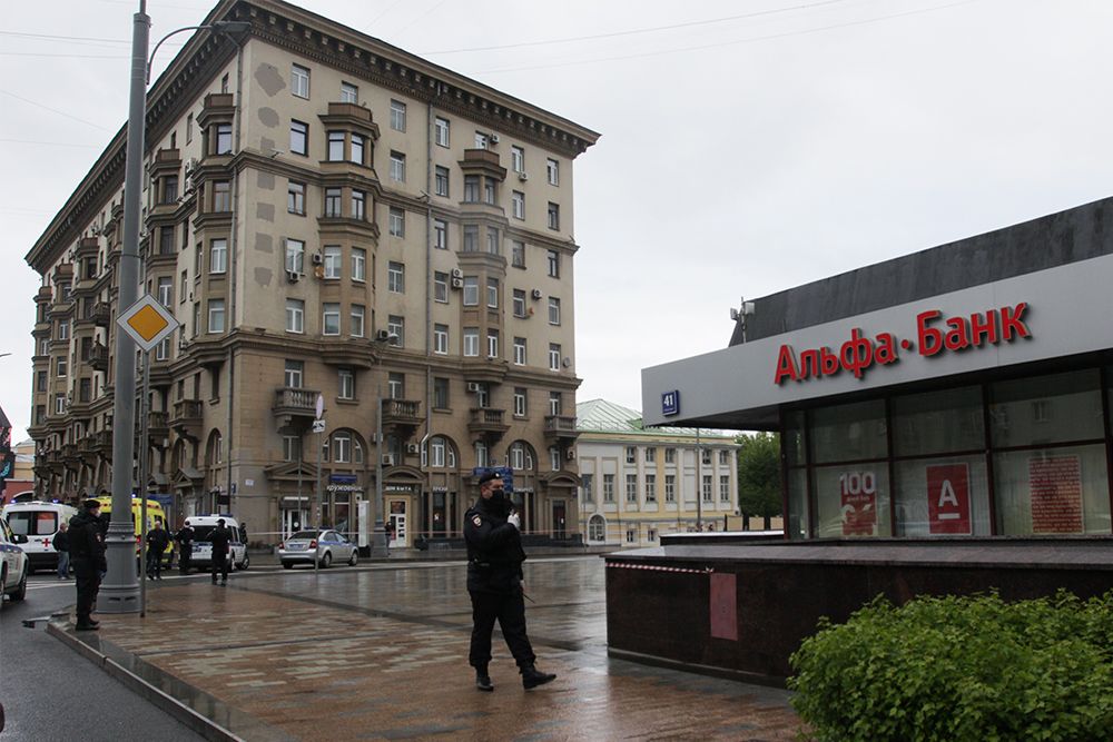 В Москве мужчина захватил заложников в отделении банка, силовики его взяли штурмом