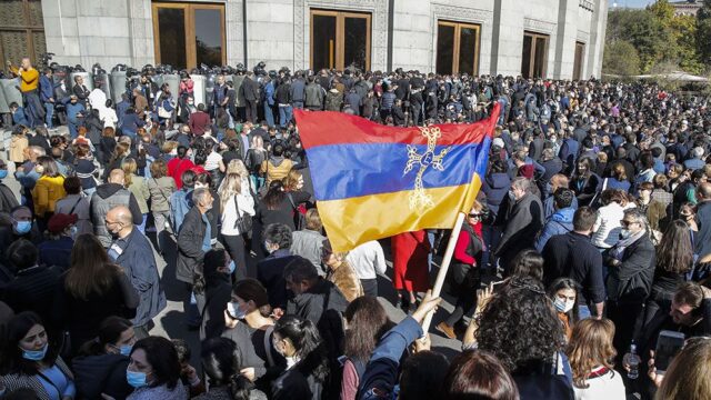 Участники митинга оппозиции в Ереване потребовали отставки Пашиняна
