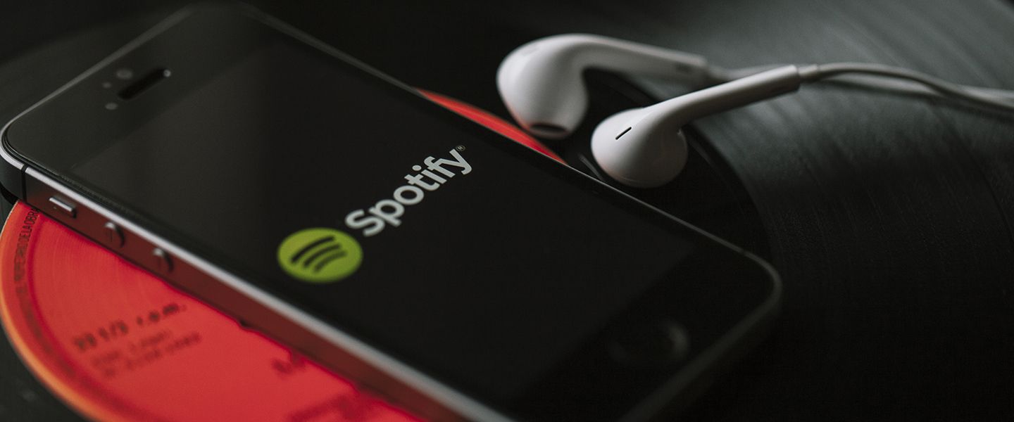 Шквал жалоб и маркировка подкастов: почему Spotify столкнулся с критикой  музыкантов