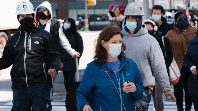 В США полностью вакцинированным разрешили выходить на улицу без маски