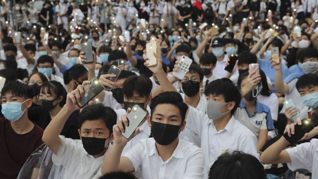 В Гонконге тысячи школьников и студентов объявили бойкот занятиям