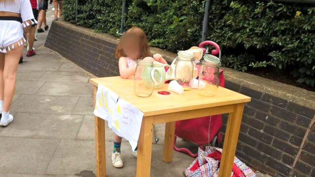 В Лондоне оштрафовали на 150 фунтов пятилетнюю девочку. Она продавала на улице лимонад