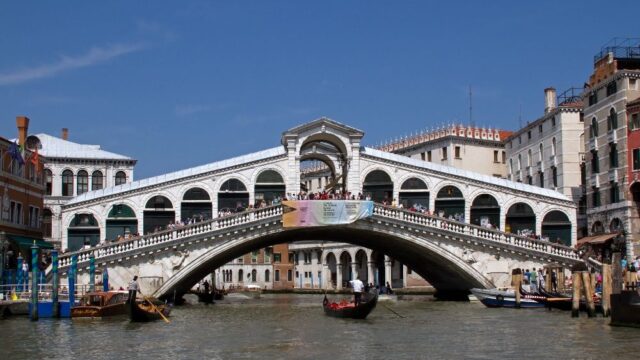 В Венеции туристов оштрафовали на €950 — они варили кофе около одного из мостов города