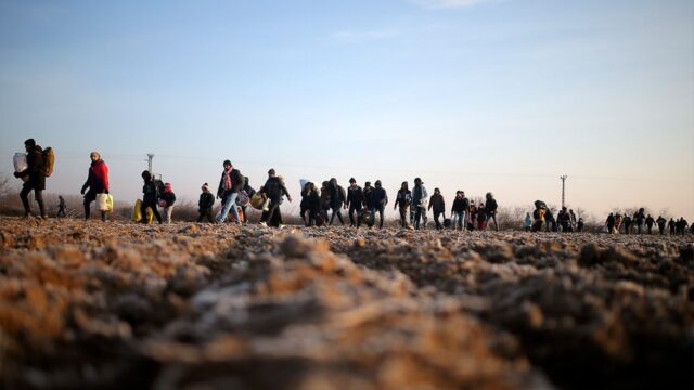 Турция заявила, что почти 80 тысяч беженцев пересекли границу Турции и ЕС: фотогалерея
