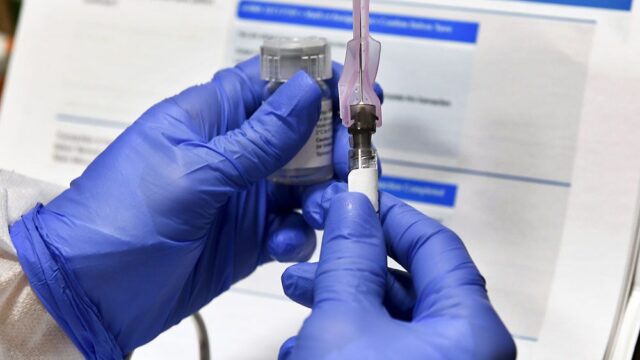 Великобритания первой в мире одобрила для использования от COVID-19 вакцину Pfizer