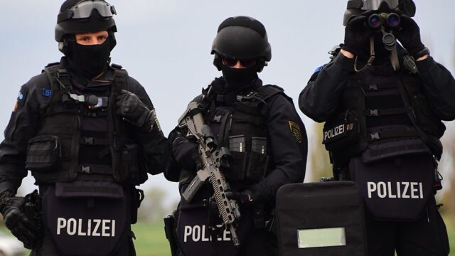 Spiegel: стрельбу в Галле устроил 27-летний немец, который до этого не попадал в поле зрения полиции