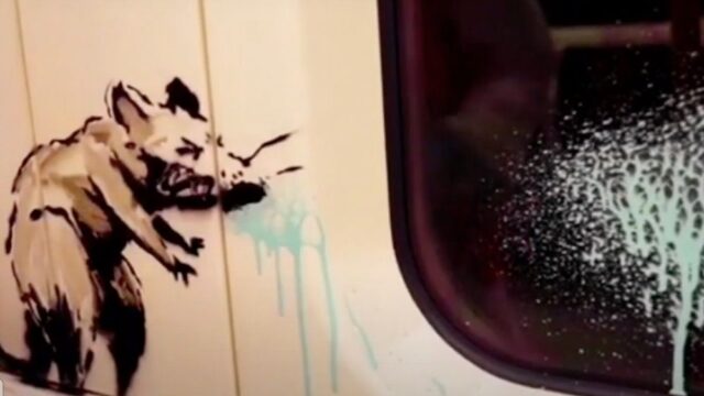 Бэнкси расписал вагоны лондонского метро граффити. Одна из крыс в вагоне поезда чихает, другая — пользуется санитайзером